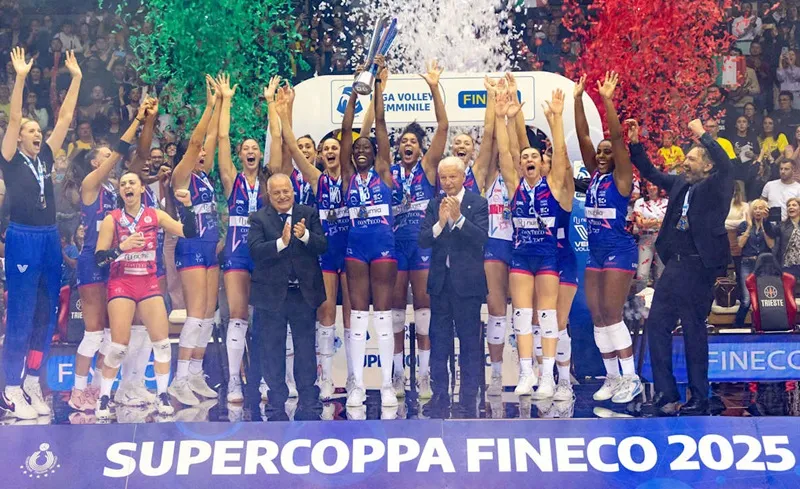 Paola Egonu tự hào nâng cao chiếc cúp Siêu cúp bóng chuyền nữ Italy (Ảnh: LVF)