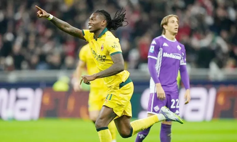 Rafael Leao ghi 2 bàn giúp AC Milan lội ngược dòng đánh bại Fiorentina với tỷ số 2-1.