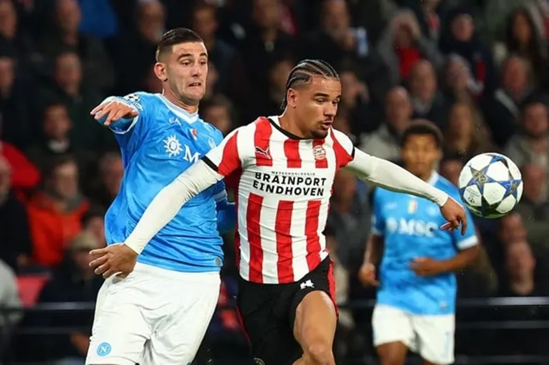 Armando Obispo (PSV) kiểm soát bóng trước Lorenzo Lucca (Napoli)