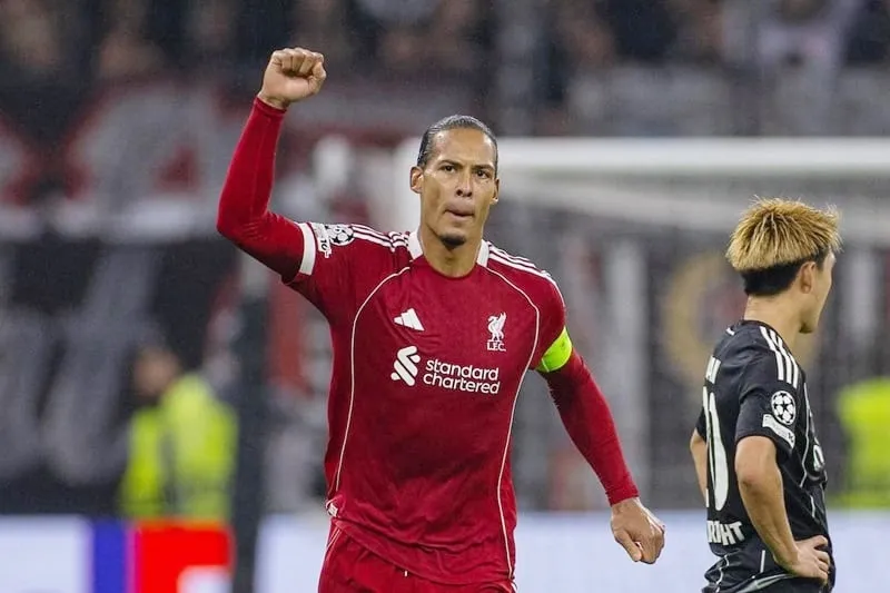 Van Dijk ghi bàn trong chiến thắng Frankfurt 5-1