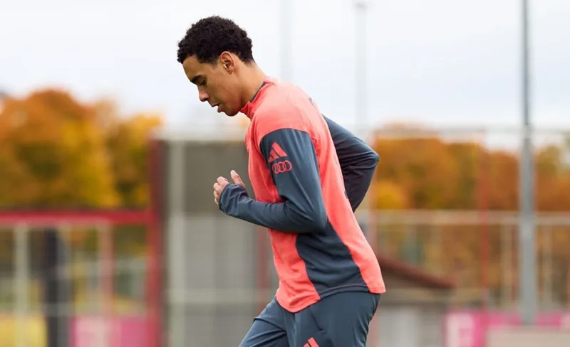 Jamal Musiala hồi phục tốt sau chấn thương gãy chân khi tập luyện trên sân cỏ lần lần đầu tiên sau hơn 3 tháng.