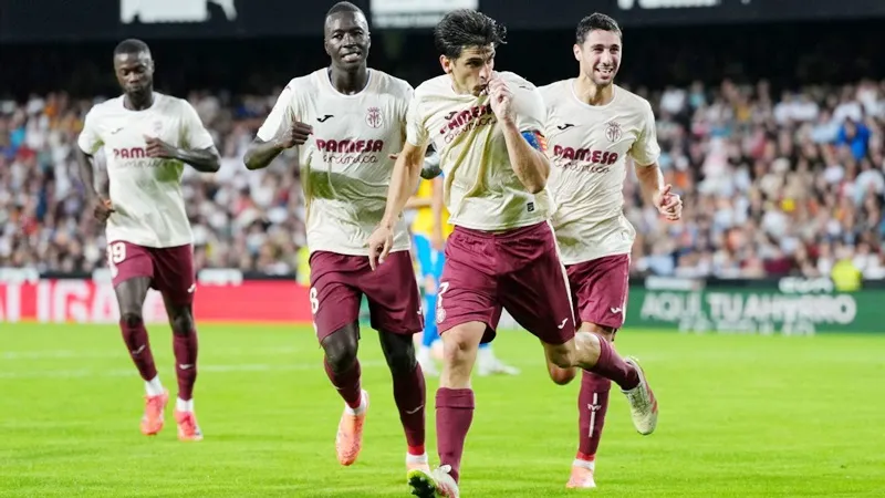 Gerard Moreno giúp Villarreal thắng 2-0 tại Valencia trong ngày đạt 300 lần ra sân cho CLB.