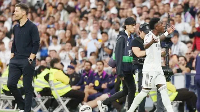 HLV Xabi Alonso rõ ràng khó chịu khi Vinicius Junior phản ứng giận dữ vì bị thay ra.