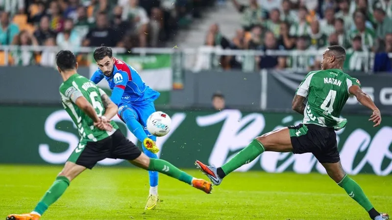 Atletico Madrid kéo dài chuỗi trận bất bại tại La Liga lên 9 trận sau khi đánh bại Real Betis 2-0.