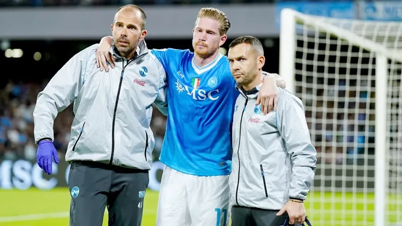 Kevin De Bruyne tổn thương nghiêm trọng ở cơ đùi dự kiến sẽ phải ngồi ngoài “vài tháng”.