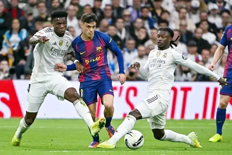 Pedri chấn thương trong thất bại 1-2 trước Real Madrid ở trận El Clasico.