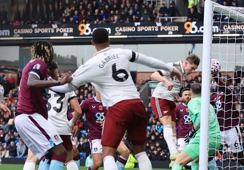 Viktor Gyokeres đánh đầu cận thành, mở tỷ số.