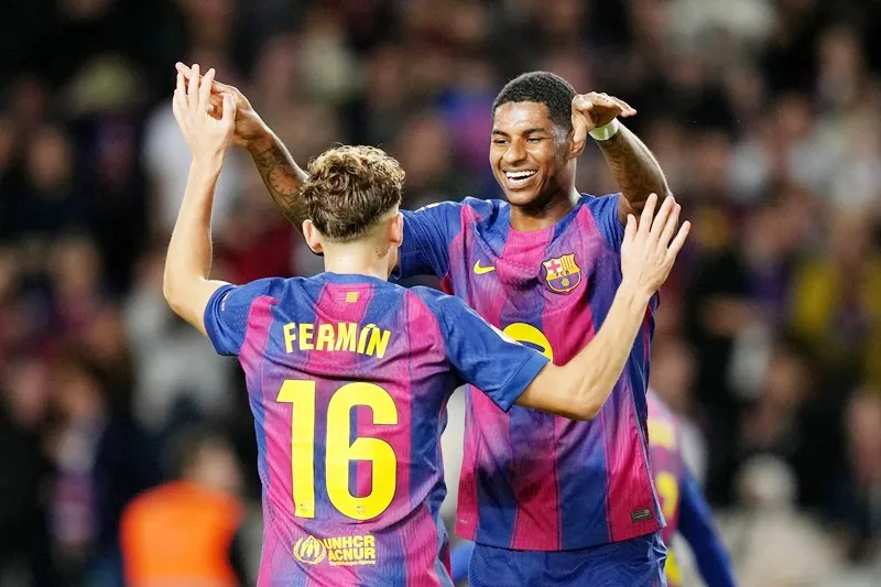 Marcus Rashford ghi bàn thắng thứ 6 cho Barcelona trong chiến thắng 3-1 trước Elche.