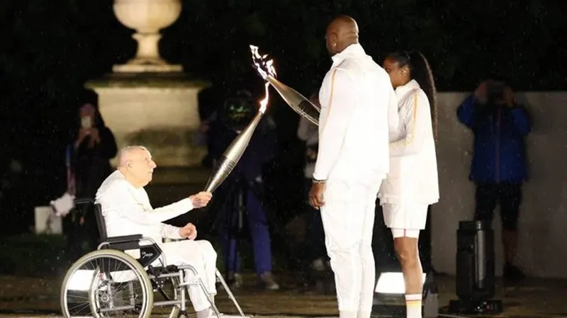 Charles Coste gần đây vinh dự là người rước đuốc tại Thế vận hội Olympic Paris 2024.