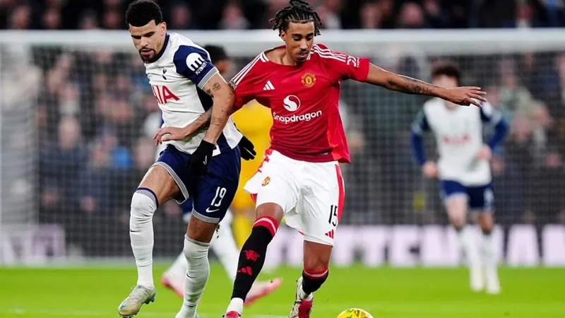 Leny Yoro (phải, Man United) tranh bóng với Dominic Solanke (Tottenham) trong trận chung kết Europa League