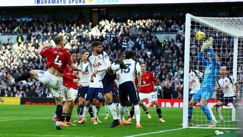 De Ligt đánh đầu cận thành khiến thủ thành Guglielmo Vicario đẩy bóng vào lưới, gỡ 2-2