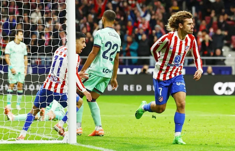 Antoine Griezmann ghi cú đúp bàn thắng giúp Atletico Madrid đánh bại Levante 3-1.