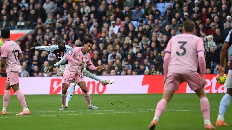 Amadou Onana (giữa) nhân đôi cách biệt cho Aston Villa