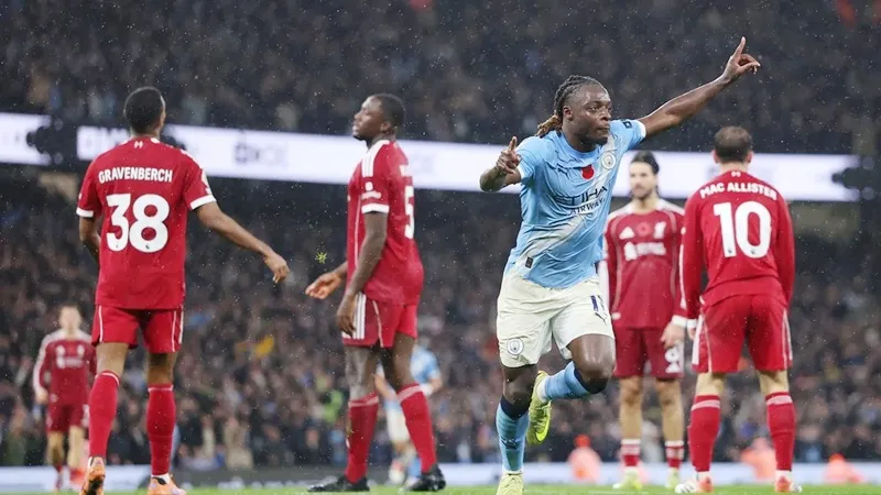 Jeremy Doku ăn mừng bàn thắng tuyệt đẹp của mình