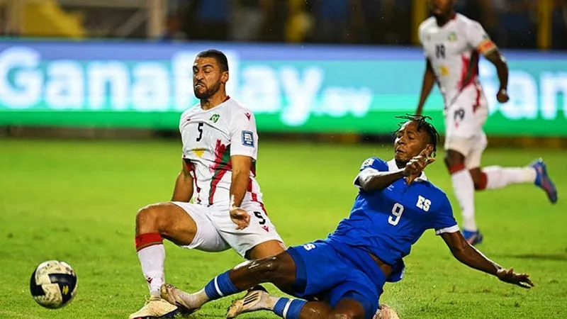 Suriname (trái) đánh bại El Salvador 4-0 ở vòng loại World Cup 2026 CONCACAF.