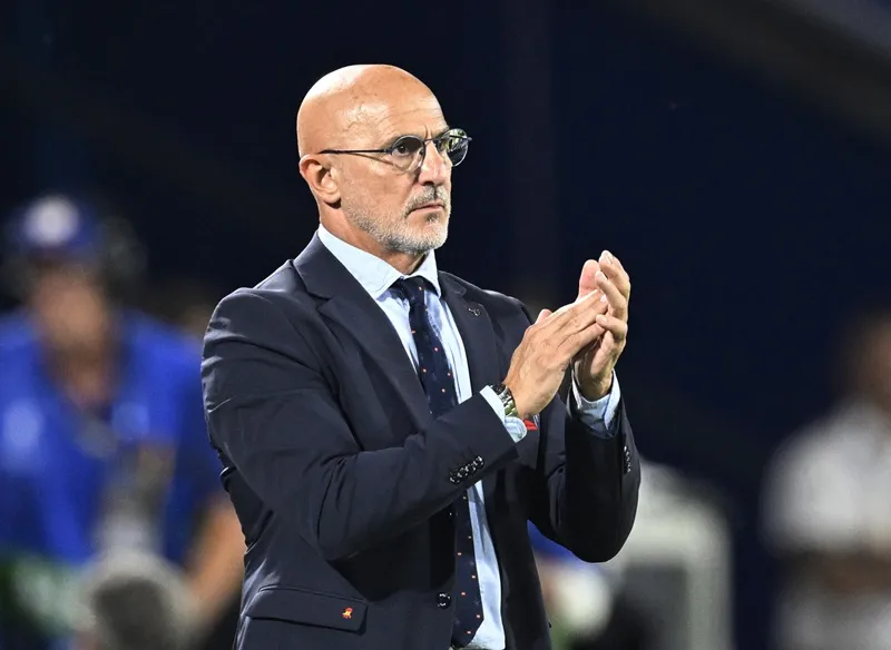 HLV Luis de la Fuente đã giảm nhẹ những tranh cãi quanh việc Lamine Yamal rút lui.