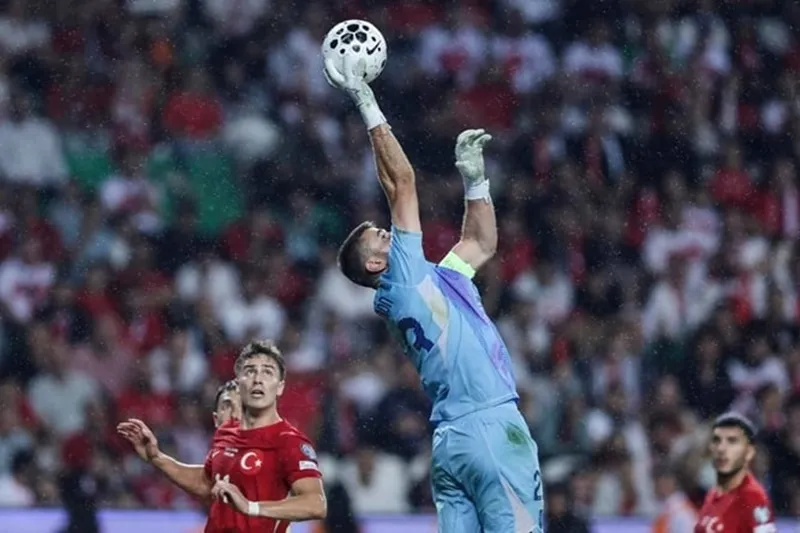 Thủ thành Unai Simon tỏa sáng trong khung thành La Roja