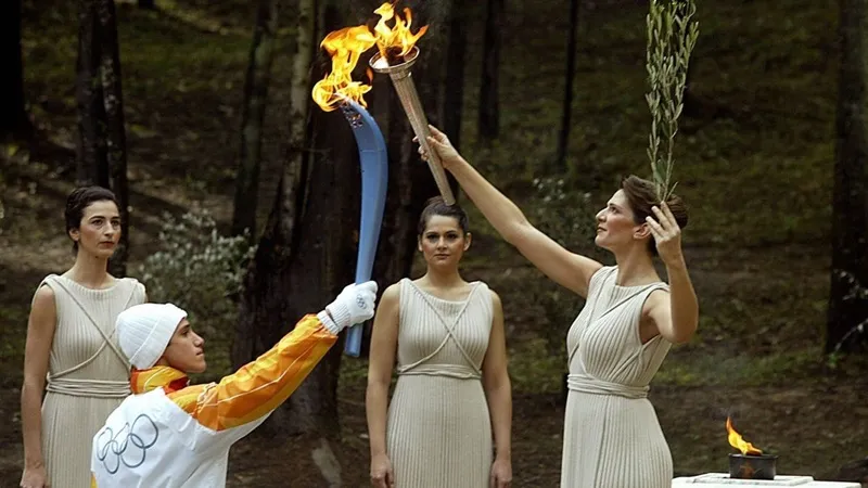 Một lần nữa ngọn đuốc Olympic được thắp sáng để mang trở lại Italy sau Turin 2006. Ảnh: Getty Images 