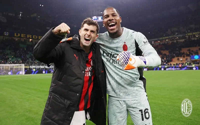 Christian Pulisic ghi bàn còn Mike Maignan cản phá phạt đền giúp AC Milan đánh bại Inter Milan 1-0.
