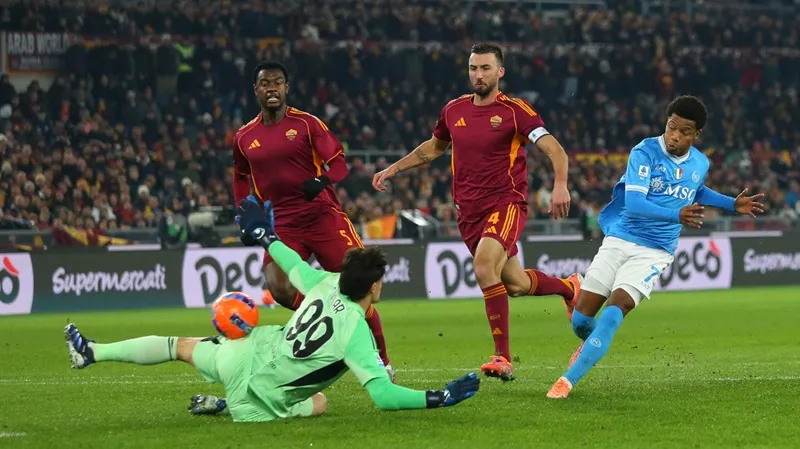 David Neres ghi bàn duy nhất giúp Napoli đánh bại AS Roma 1-0 tại Stadio Olimpico.