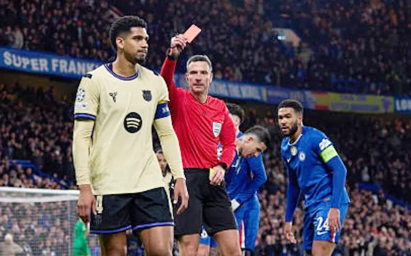 Ronald Araujo nhận thẻ đỏ khiến Barcelona thua 0-3 trên sân Chelsea tại Champions League.