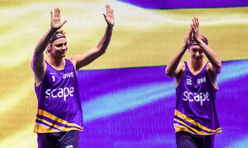 Đương kim vô địch bóng chuyền bãi biển thế giới và Olympic David Ahman và Jonatan Hellvig.