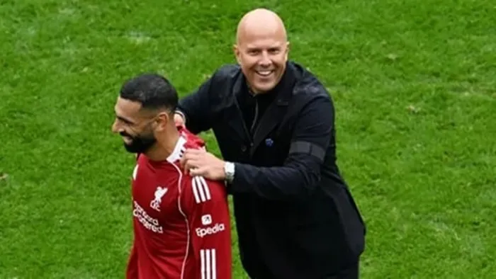 HLV Arne Slot và Mo Salah