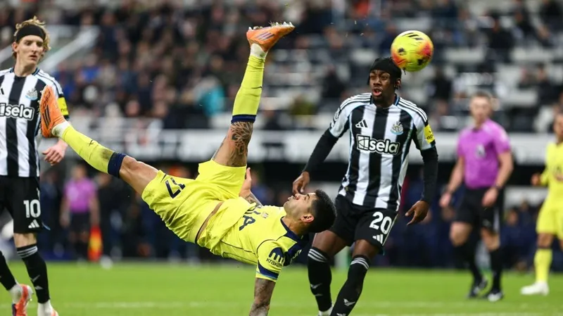 Cristian Romero ghi bàn theo kiểu xe đạp chổng ngược giúp Tottenham gỡ hòa 2-2 tại Newcastle.
