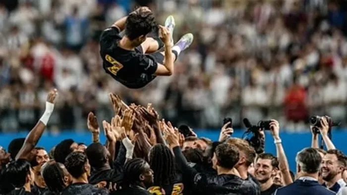 Các cầu thủ Tottenham tung hô Son trong trận đấu cuối cùng của anh cho CLB