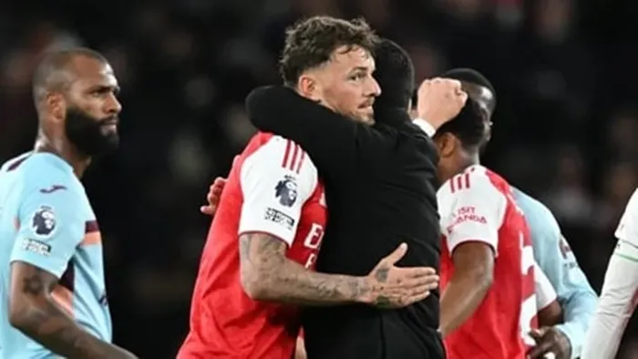 HLV Mikel Arteta lao ra sân ôm chầm Ben White sau trận thắng Brentford