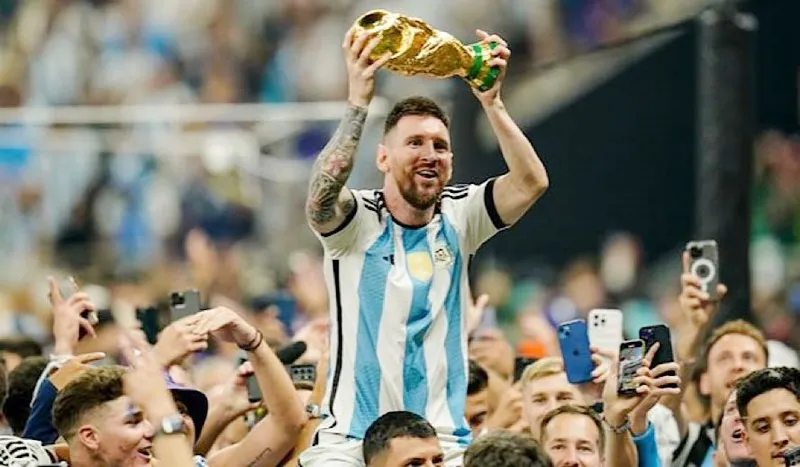 Argentina và Lionel Messi bắt đầu hành trình bảo vệ danh hiệu World Cup trước Algeria.