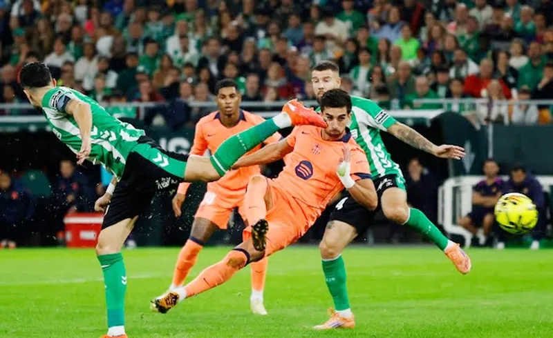 Ferran Torres lập hat-trick giúp Barcelona đè bẹp Real Betis 5-3 vào thứ Bảy.