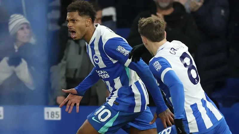 Georginio Rutter (Brighton) ăn mừng bàn thắng phút bù giờ