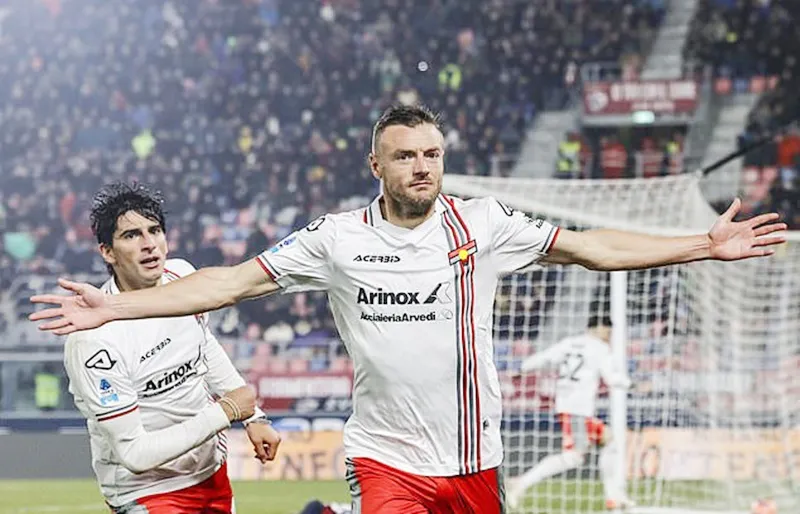 Jamie Vardy trở thành cầu thủ người Anh đầu tiên giành giải Cầu thủ xuất sắc nhất tháng của Serie A.