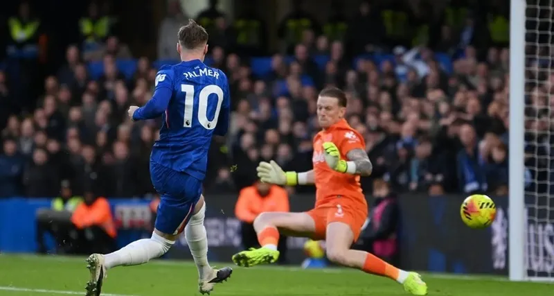 Cole Palmer sút bóng qua tay thủ thành Jordan Pickford, mở tỷ số
