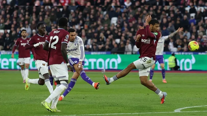 Morgan Rogers (giữa) ghi bàn ấn định chiến thắng cho Aston Villa