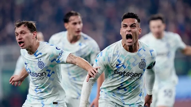Lautaro Martinez ghi bàn giúp Inter Milan thắng 2-1 tại Genoa và vươn lên ngôi đầu.
