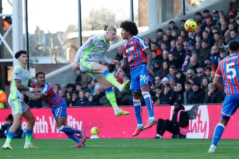 Erling Haaland đánh đầu ghi bàn mở tỷ số