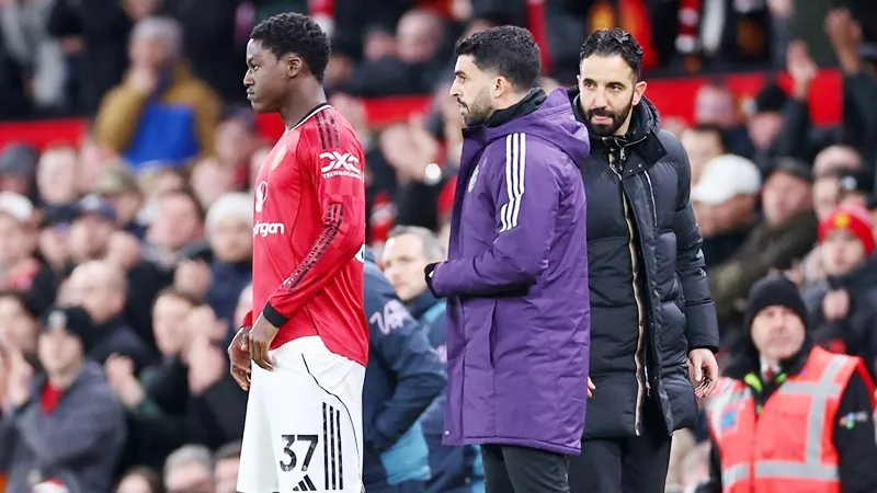 Kobbie Mainoo được cổ vũ nhiệt liệt khi vào sân thay người trong hiệp 2 trận hòa 4-4 với Bournemouth.