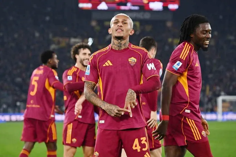 Wesley Franca ghi bàn thắng duy nhất giúp AS Roma đánh bại Como 1-0.