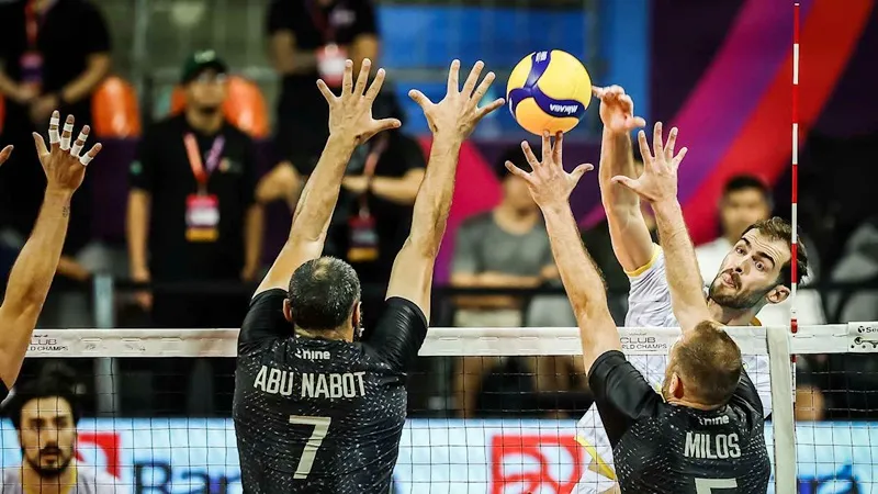 Chủ công Aaron Russell của Warta Zawiercie tấn công trước 2 tay chắn của Al-Rayyan.