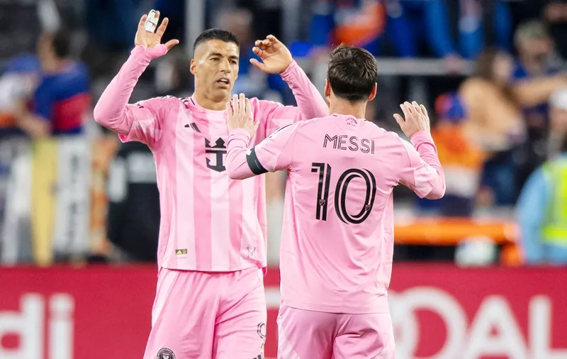 Luis Suarez tiếp tục thi đấu bên cạnh Lionel Messi tại Inter Miami thêm một mùa giải nữa.