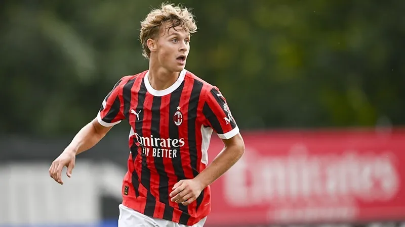 Maximilian Ibrahimovic là một trong 6 cầu thủ từ đội dự bị vào đội hình Milan dự Siêu cúp Italy.