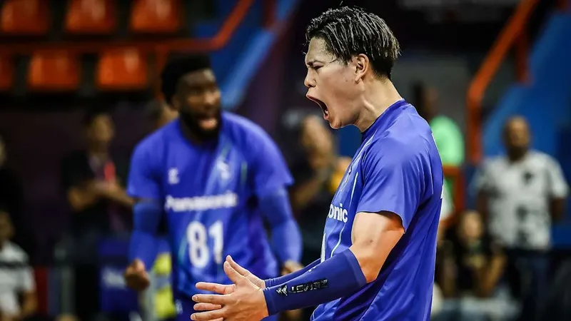 Ngôi sao đối chuyền Yuji Nishida của Osaka Bluteon.