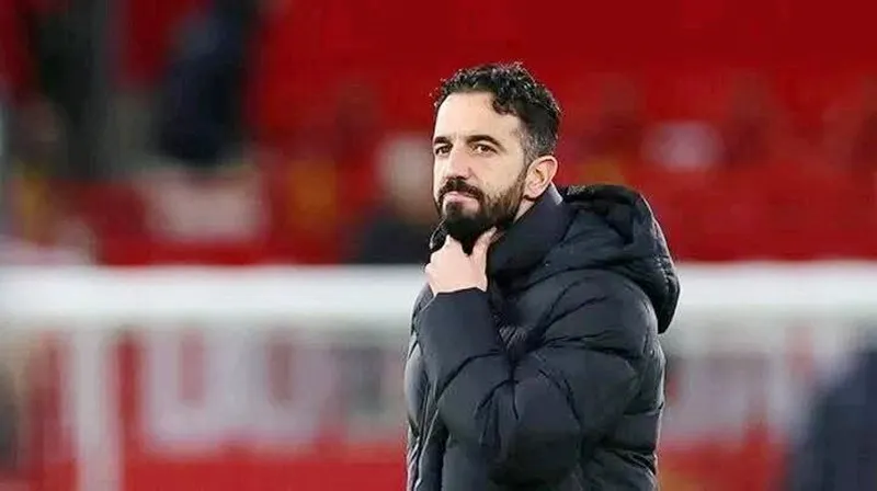 HLV Ruben Amorim gợi ý có thể từ bỏ sơ đồ 3-4-3 và Man.United chơi với hàng thủ 4 người.