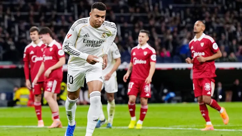 Kylian Mbappe san bằng kỷ lục ghi 59 bàn của Cristiano Ronaldo trong một năm dương lịch.