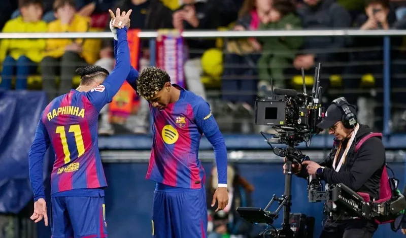 Raphinha và Lamine Yamal thực hiện màn ăn mừng mang tính biểu tượng mới của Barcelona.