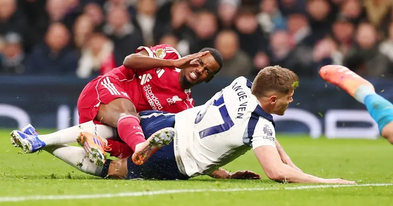 Alexander Isak chấn thương ngay sau khi ghi bàn vào lưới Tottenham.