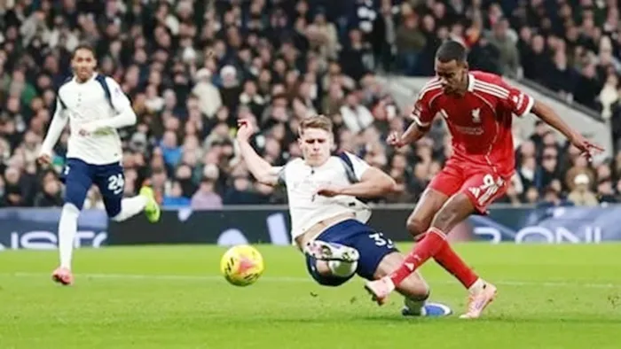 Pha vào bóng nguy hiểm của Van de Ven làm gãy chân Isak