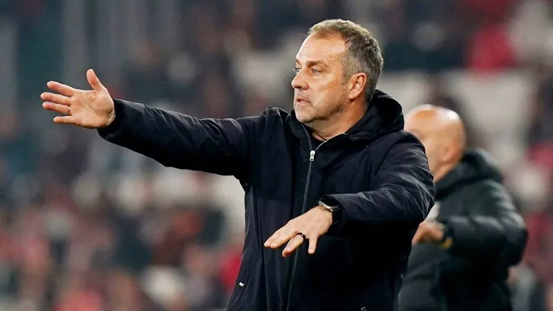 HLV Hansi Flick đang nỗ lực giải quyết cuộc khủng hoảng chấn thương nơi hàng phòng ngự.